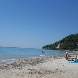Cozy summer house by the beach, hotel din Fourka