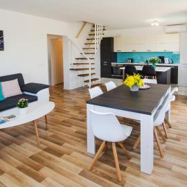 Apartment AleMar, hotel in Ližnjan