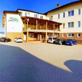 Agrohotel Tri Brezy, hotel in Hruštín