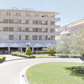 Hotel Adriatico، فندق في بيبيوني
