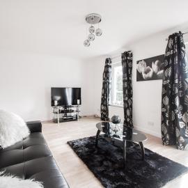 Orange Town House - Shaw Road, Only 6 Minutes to City Centre, hotel in Aberdeen