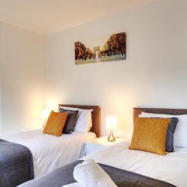 Clarence Place, hotel din Edgware