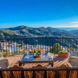 Casa Madre Tierra con jacuzzi piscina zona de barbacoa y preciosas vistas, hotel en Cómpeta