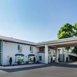 Quality Inn & Suites Des Moines - Merle Hay Road, хотел в Urbandale