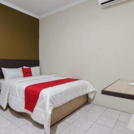 RedDoorz near Cikampek Mall Karawang, hotel in Karawang