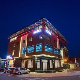 Garnet Hotel & Event Centar โรงแรมในรูมา