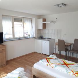 Gästehaus Apartments B & B27 und Pension Waldhorn, hotel u gradu Rotvajl