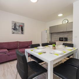 Balen city central house for 8