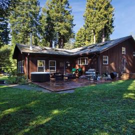 Tree-lined Home with Hot Tub Firepit & Large Yard, hotel in Fort Bragg
