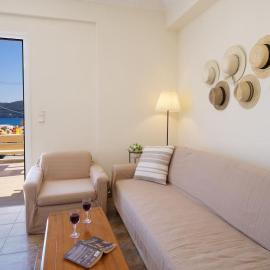 House of Hats - next to the coast - Karavomylos, hotel in Karavomylos