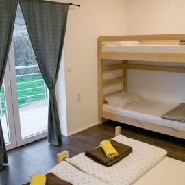 Wine Hill Hostel, hotel in Desinić