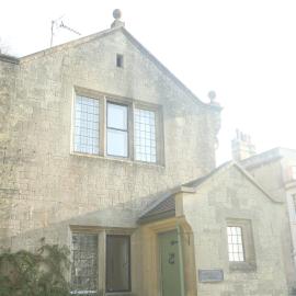 Entire Victorian Lodge in a privately gated estate with secure parking for two cars and a newly refurbished bathroom, hotel en Bath