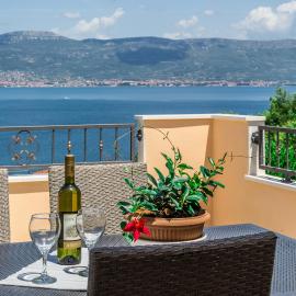 Apartment Leut with spacious terrace and sea view, hotel v Slatinah