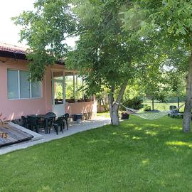 Nadya Holiday Home, hotell i Krapets