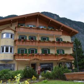 Hotel Ladina, hotel in Campitello di Fassa