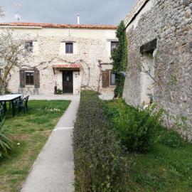 Algarabiastaying 2 granja San Julián, hotel in Medina de Pomar