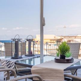 Spacious Maisonette - Roof Top View of Corfu Port, hotell sihtkohas Mantoúkion