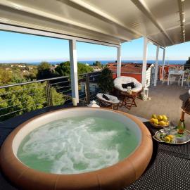 Villa Giovanna con terrazza panoramica, Jacuzzi e sauna、ロアーノのホテル