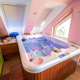 Luxury Apartment Ana with Hot tub, hotel in Višnja Gora