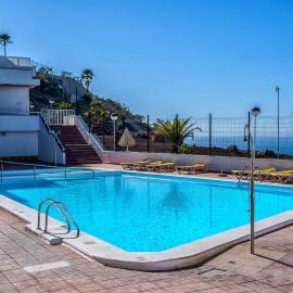 APT with sea view and large swimming pool, hotel v destinaci Amadores