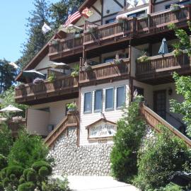 The North Shore Inn, מלון בCrestline