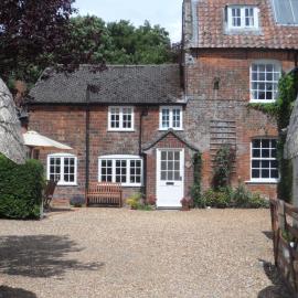 Stunning 3 bedroom 3 bath self catering cottage nr Stonehenge, Salisbury, Longleat, Avebury and Bath, Short walk to lovely village pub, hotel a Pewsey
