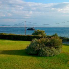 Beautiful house by the sea,Loutraki Skaloma., hotel in Loutraki
