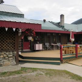 Summit River Lodge & Campsites, מלון בואלמונט