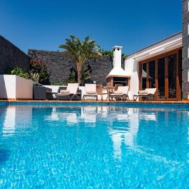 Villa Feel، فندق في تياس