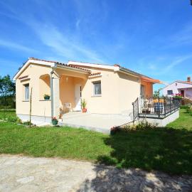 Holiday Home Lory by Interhome, hotel di Rakalj