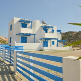 Aperanto galazio, hotel az Ajía Kiriakí-parton