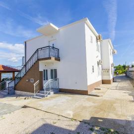 Apartments Rose, hotel i Sućuraj