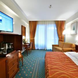 Lux Garden Hotel, מלון באזוגה