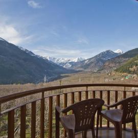 Sarthak Resorts-Reside in Nature with Best View, 9 kms from Mall Road Manali, hotel v destinácii Manāli