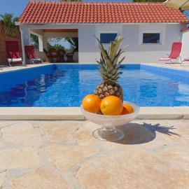 Holiday Home Donji Lepuri โรงแรมในLisičići