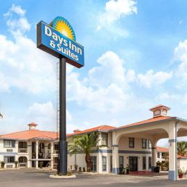 Days Inn & Suites by Wyndham Braunig Lake, hotel em Elmendorf