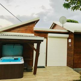 Gîte spacieux avec Jacuzzi - ****5 étoiles****, hotel in Baie-Mahault