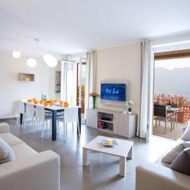 SALA COMACINA APARTMENT NO 4-SLEEPS 10 by Italian Apartments
