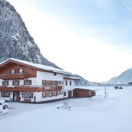 Gästehaus Luxner Zimmer ÜF, hotel a Strass im Zillertal