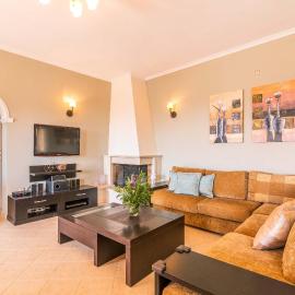The Olive Grove Cottage by Konnect - 2,5km from Ipsos, hotell i Ypsos