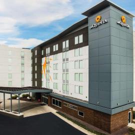 La Quinta by Wyndham Winchester، فندق في وينشستر