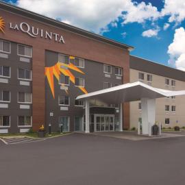 La Quinta Inn & Suites by Wyndham Cleveland - Airport North, khách sạn ở Cleveland