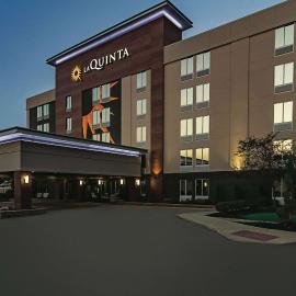 La Quinta Inn & Suites by Wyndham Cleveland Airport West, khách sạn ở North Olmsted