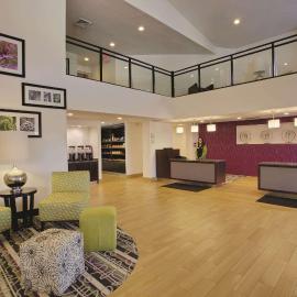 La Quinta Inn & Suites by Wyndham Detroit Metro Airport, hotel v destinácii Romulus