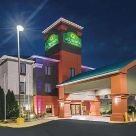 La Quinta Inn & Suites by Wyndham Louisville East, hôtel à Louisville