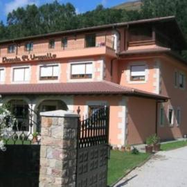 Posada El Urogallo en el Valle de Cabuérniga، فندق في Renedo