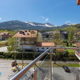 Viesnīca Apartamenty BlueSky-Ogrodnicza - nowoczesne apartamenty z balkonem i widokiem na góry, blisko centrum Karpacza, stoków narciarskich i atrakcji Karpačā