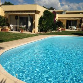 Villa C3 Arthur Rimbaud chambre d'hôte piscine proche mer plage 600m, hotel in Cagnes-sur-Mer