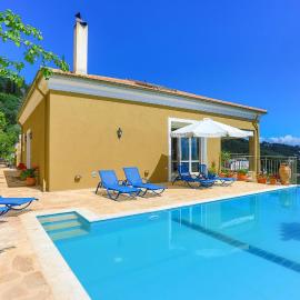 Villa Rose above Agni with amazing views, Hotel in Kavalléraina