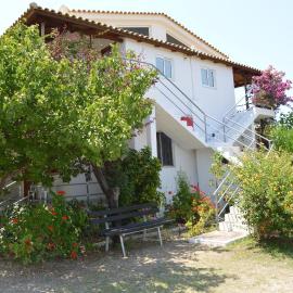Theodore Apartments, hotel a Zakharo